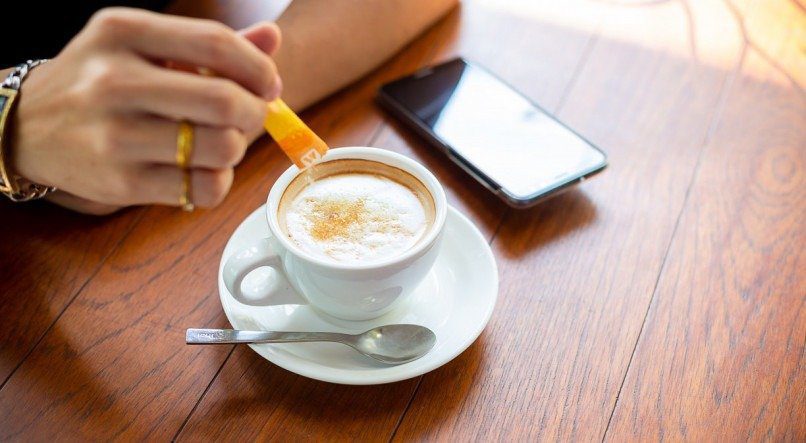 1 masculino mao colocando acucar na xicara de cafe 22991831