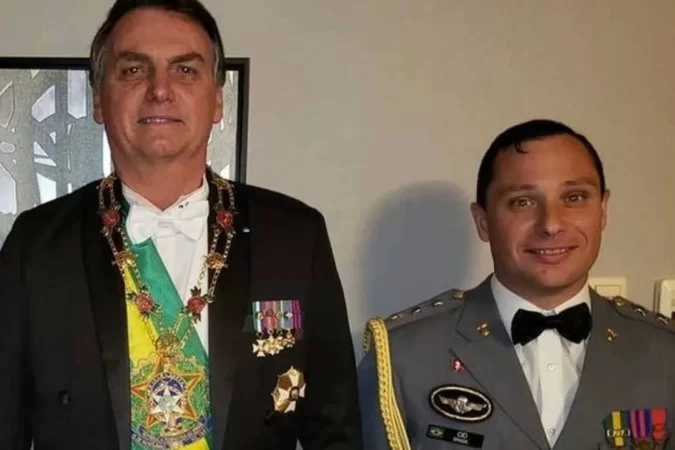 Você está visualizando atualmente PF faz buscas em casa de Bolsonaro e prende ex-ajudante de ordens, tenente-coronel Mauro Cid