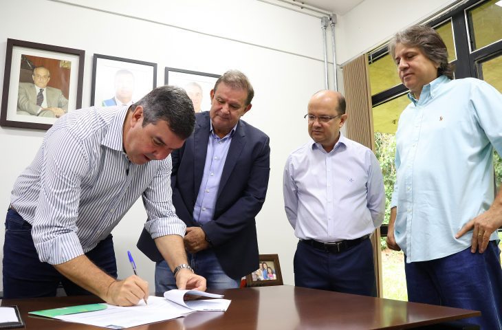 Governador assina contrato de gestão com a Casa Civil para fortalecer emendas e articulação política