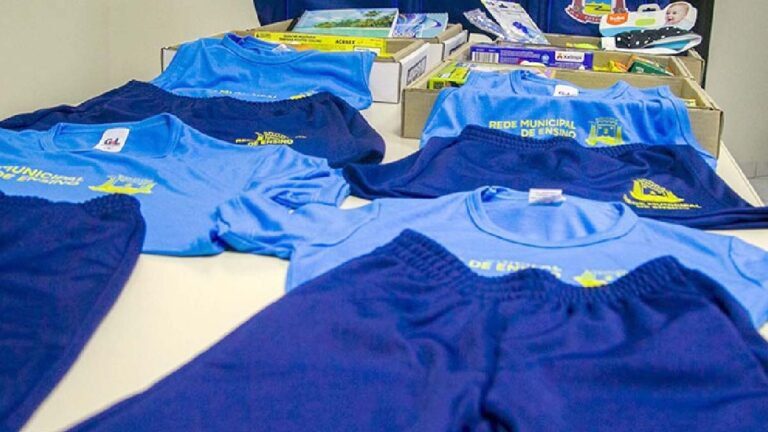 Com três meses de atraso prefeitura conclui entrega de uniformes e kit escolar