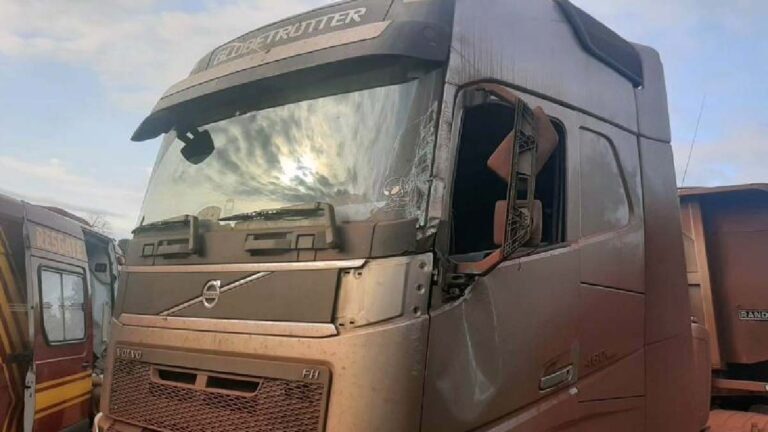 Motorista de caminhão tem mal súbito ao volante e bate em poste de energia em Ladário