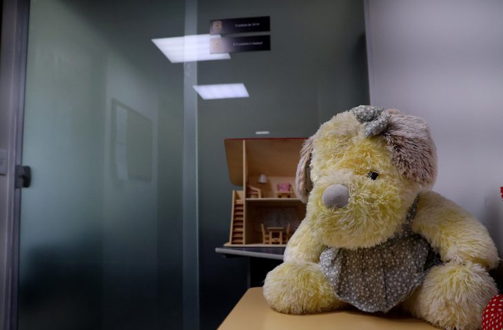 Mulher é presa acusada de torturar filho de apenas 4 anos em MS