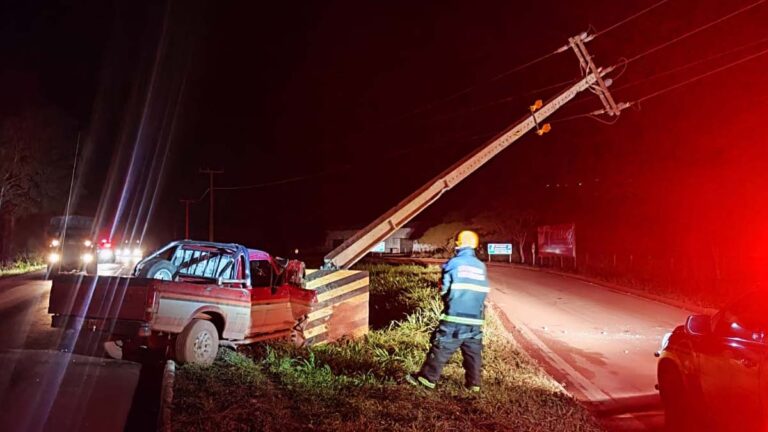Caminhonete colide contra poste de alta tensão e duas pessoas ficam feridas na BR-262