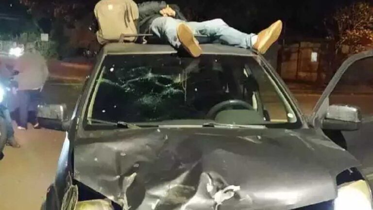 Motorista embriagado atropela motociclista e tenta fugir com ele no teto do carro em Campo Grande
