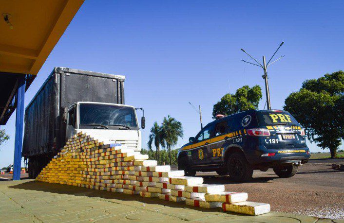PRF apreende 180 Kg de cocaína em caminhão com pneu danificado em MS