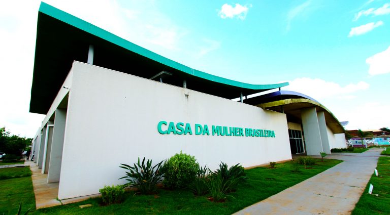 Briga de casal acaba com homem esfaqueado na genitália e mulher com foice na cabeça