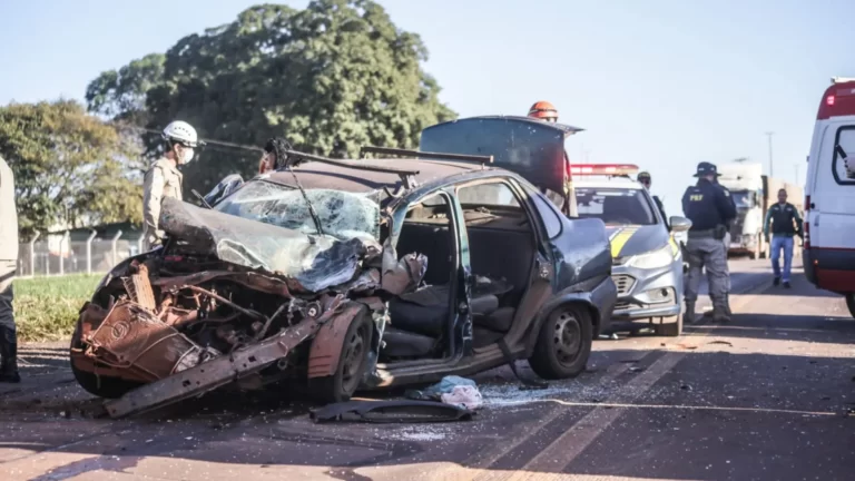 Acidente grave na BR-262 deixa motorista preso nas ferragens