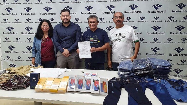 Receita Federal doa roupas e celulares para entidades sociais de Corumbá