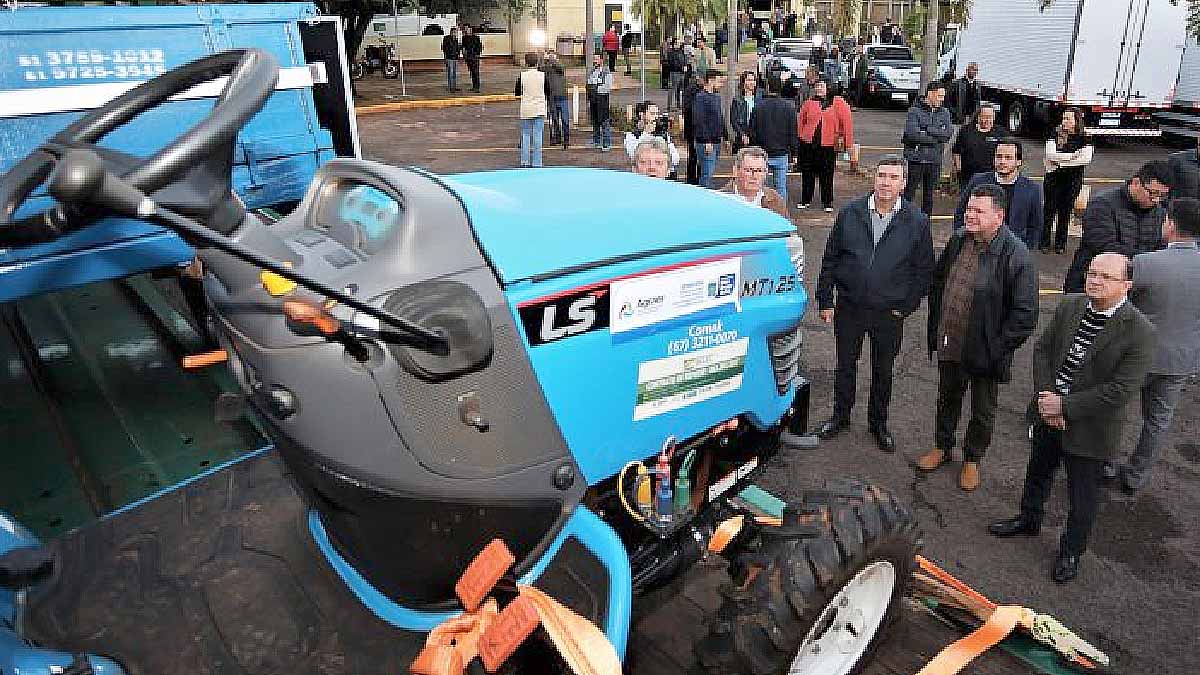Leia mais sobre o artigo Governador entrega veículos e equipamentos para fortalecer agricultura familiar em 18 municípios