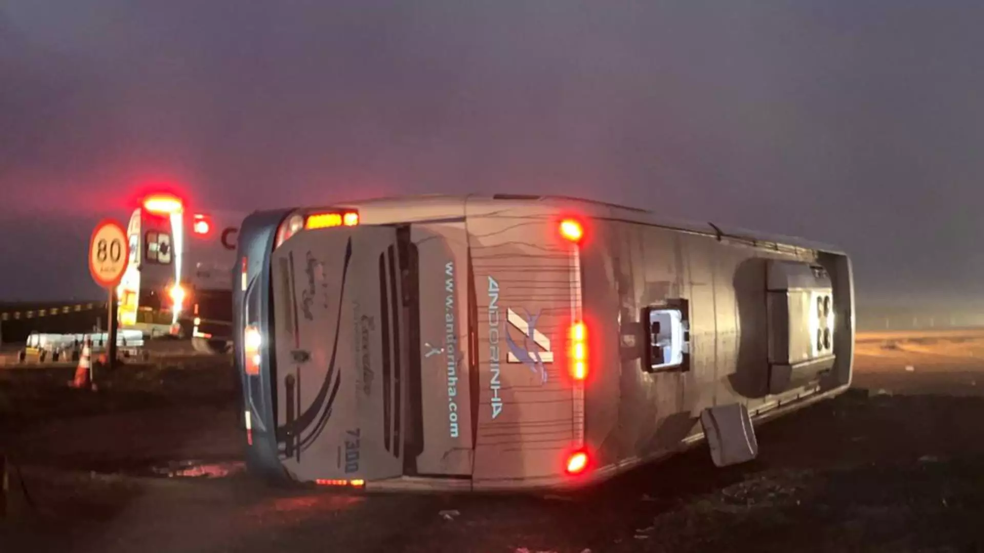 Você está visualizando atualmente Acidente com ônibus deixa uma mulher morta e 28 feridos em São Gabriel do Oeste