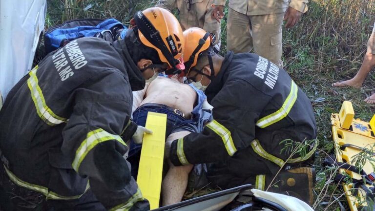 Homem fica ferido após carro cair em ribanceira na BR-262 em Corumbá