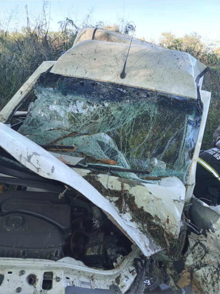 Homem fica ferido após carro cair em ribanceira na BR-262 em Corumbá 2 resgate bombeiros2