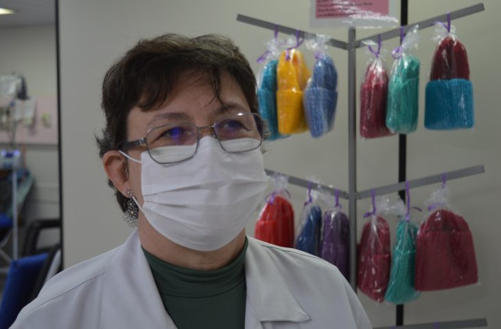 No inverno, médica do HRMS produz toucas crochê para pacientes em quimioterapia