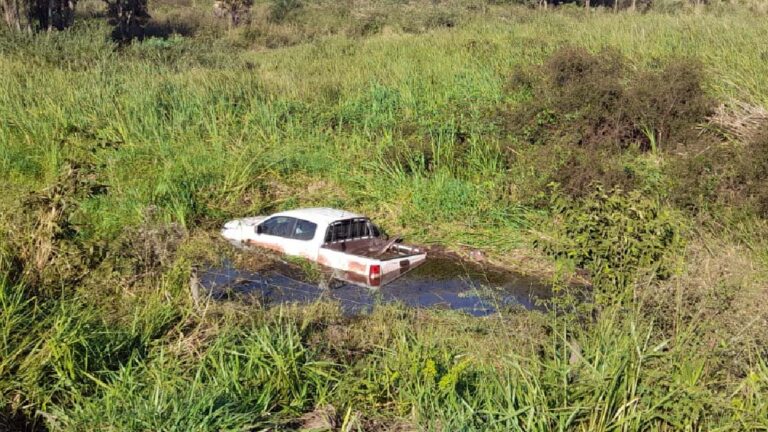 Bombeiros são acionados após caminhonete sair da pista e cair em área alagada na BR-262