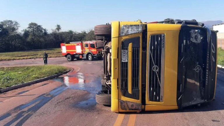 Carreta que transportava maquinário agrícola tomba no Anel Viário de Corumbá