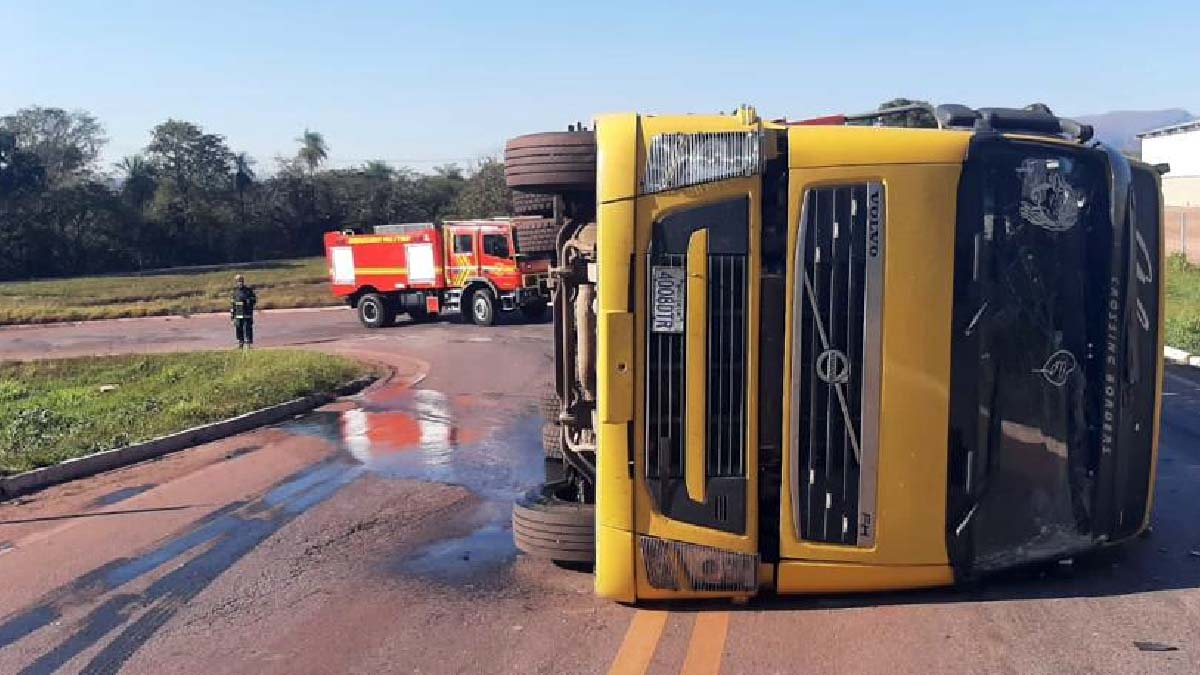 Você está visualizando atualmente Carreta que transportava maquinário agrícola tomba no Anel Viário de Corumbá