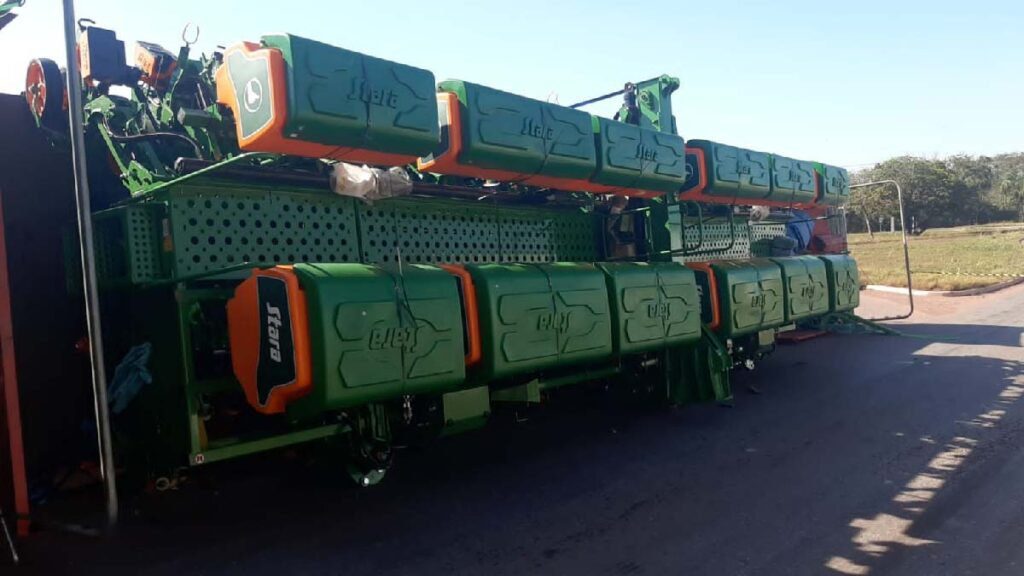 Carreta que transportava maquinário agrícola tomba no Anel Viário de Corumbá 2 carreta tomba2 Carreta