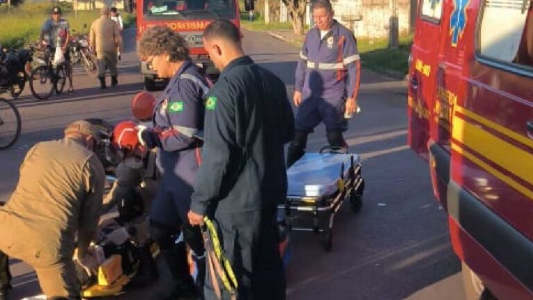 Bombeiros socorrem vítima de acidente de trânsito