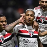 São Paulo vence Palmeiras de virada e avança à semifinal da Copa do Brasil