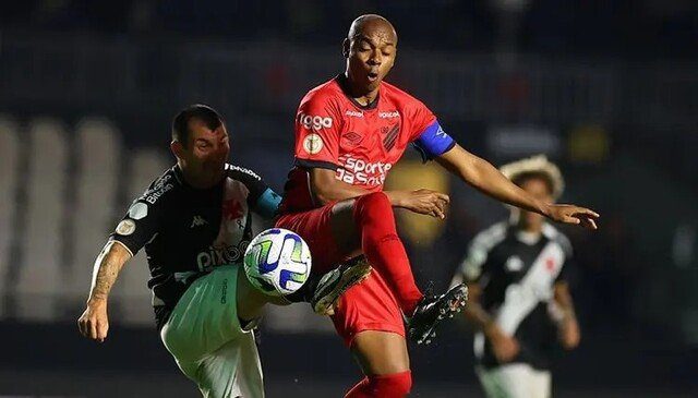Athletico-PR vence Vasco por 2 a 0 em São Januário e afunda o time carioca na lanterna do Brasileirão