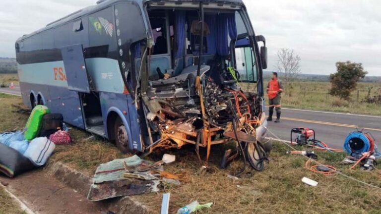Acidente com ônibus que transportava bolivianos deixa um morto na MS-040