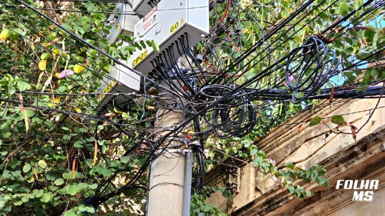 Vereador cobra fiscalização para acabar com emaranhados de fios nos postes da cidade
