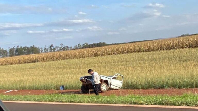 Três pessoas morrem e Fiat Uno se parte ao meio em colisão com caminhão na MS-386
