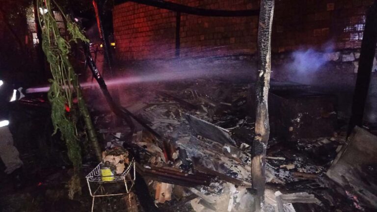 Bombeiros combatem incêndio em casa no bairro Jatobazinho