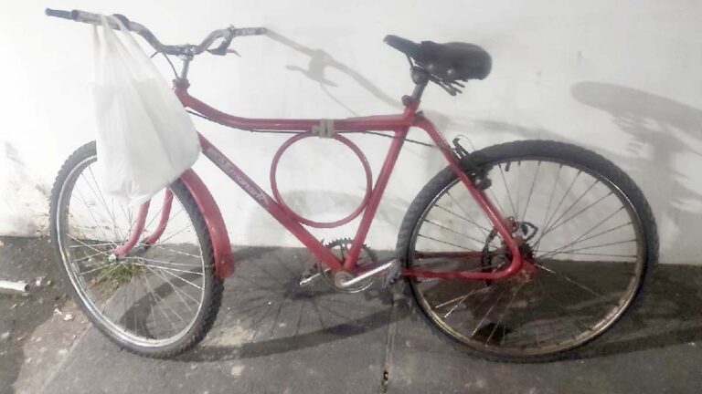 Mulher é detida pela PM acusada de roubar bicicleta e agredir vítima com faca