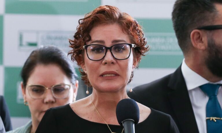 STF forma maioria para condenar Carla Zambelli a 10 anos de prisão por invasão ao CNJ