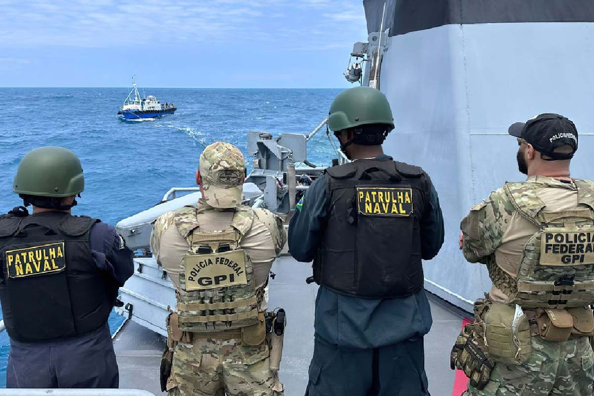 Você está visualizando atualmente Marinha e PF fazem maior apreensão de cocaína já registrada no mar brasileiro