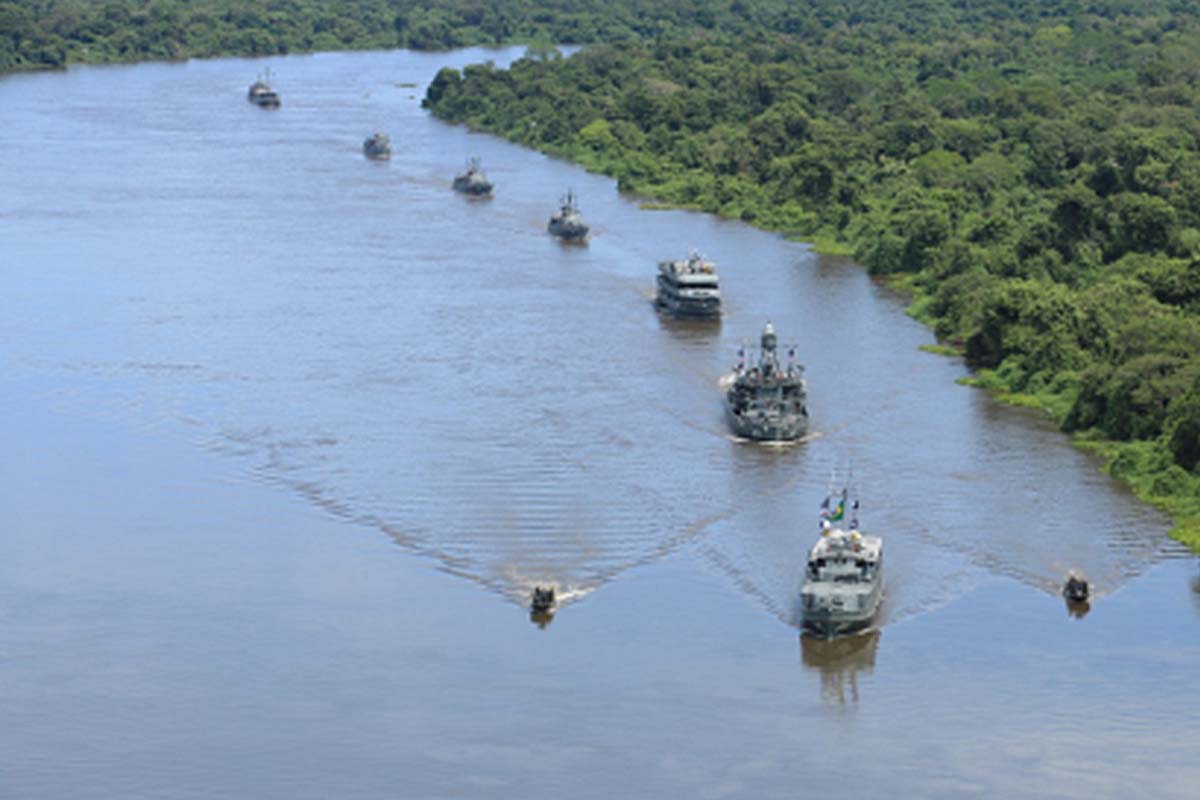 desfile naval no Rio Paraguai