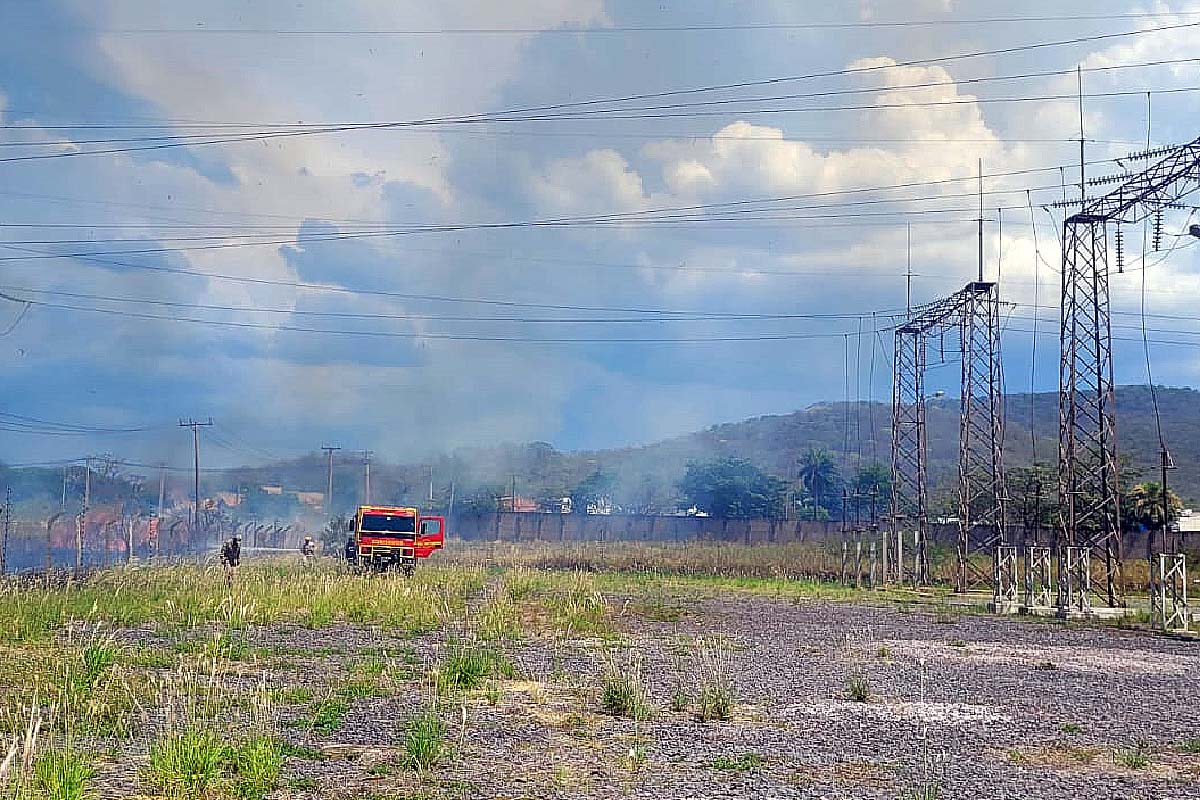 incêndio em vegetação próximo à subestação de energia