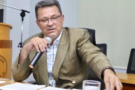 Vereador cita Código de Postura e quer calçadas livres para os pedestres
