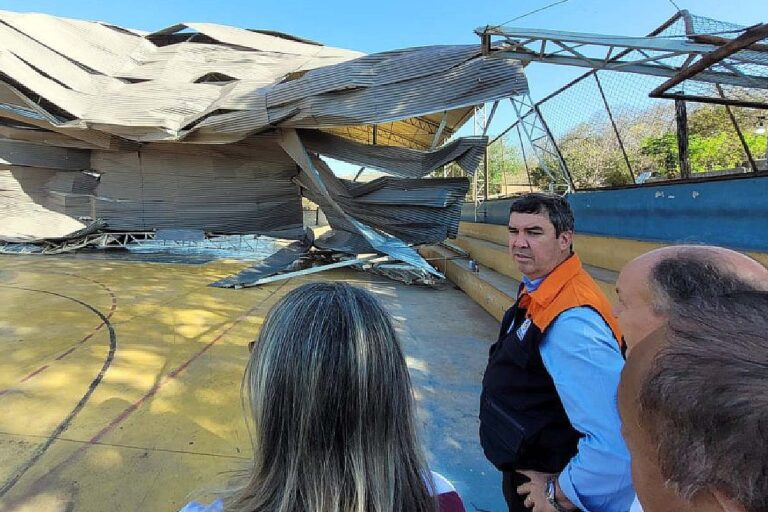 Em Corumbá, governador visita vítimas e locais atingidos por tempestade