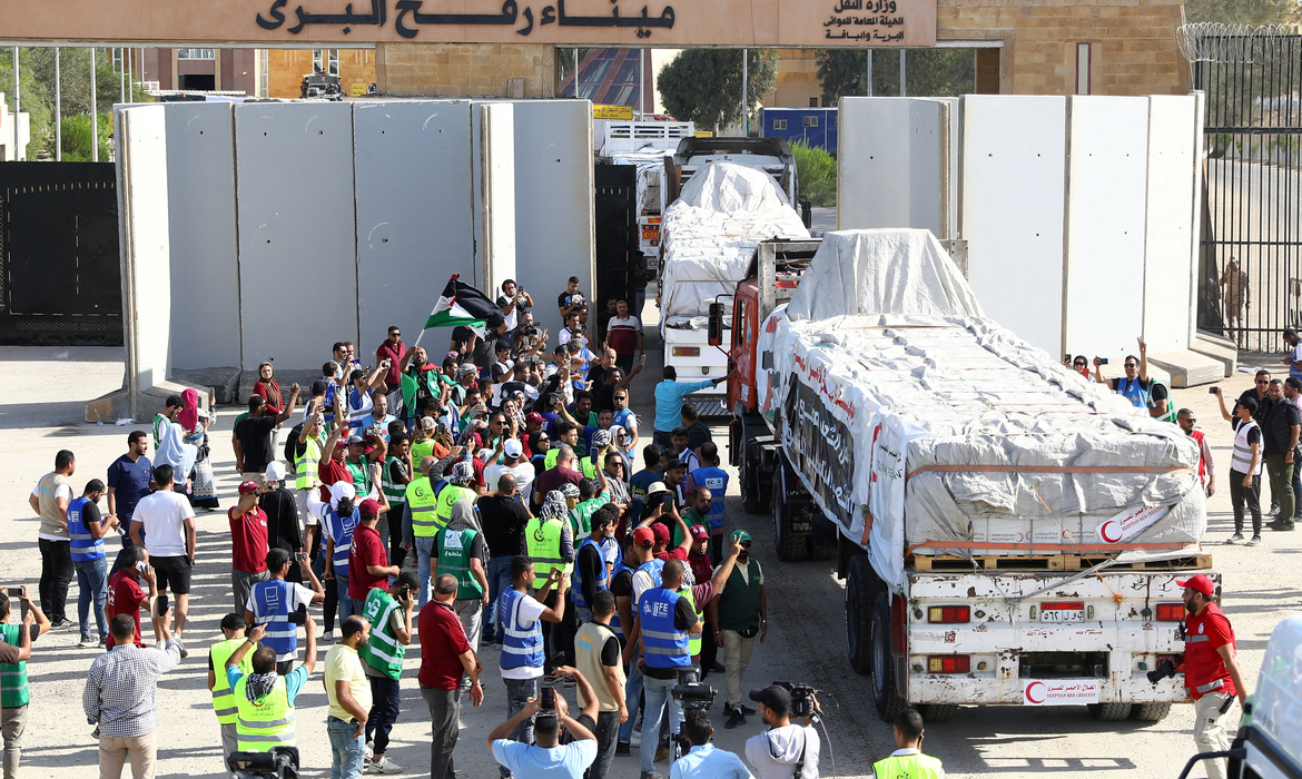 Você está visualizando atualmente Caminhões com ajuda humanitária entram na Faixa de Gaza