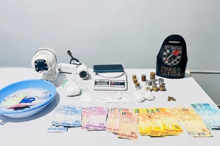 Polícia apreende drogas, dinheiro e munições em boca de fumo