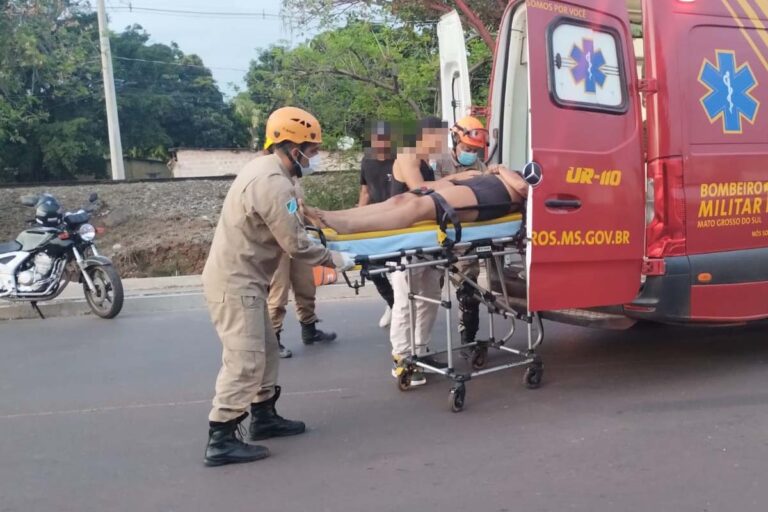 Queda de moto deixa casal ferido na Av. Gaturama em Corumbá