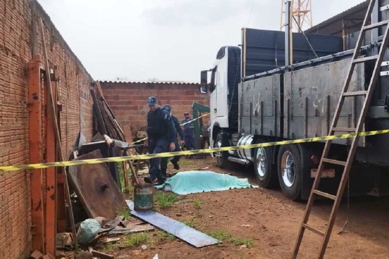 Caminhoneiro morre ao cair da carroceria do caminhão em Dourados