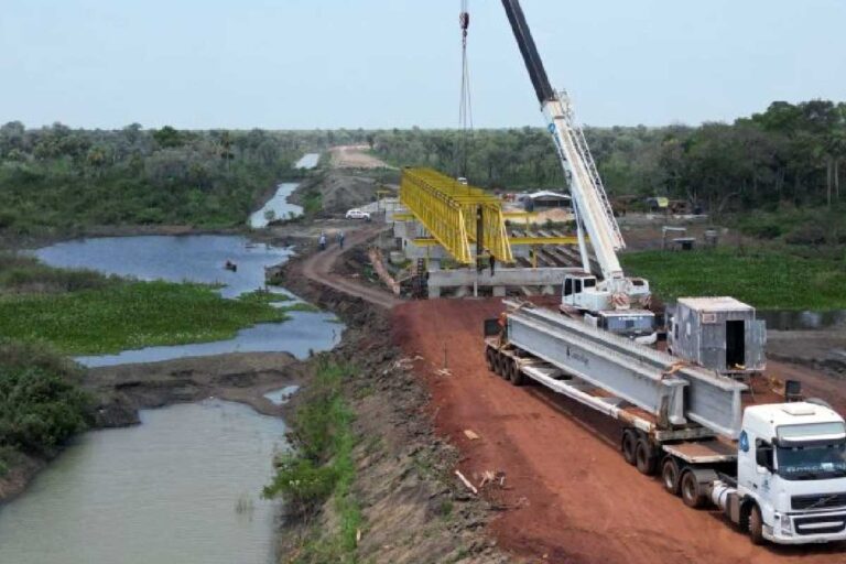 Obras com pontes de concreto avançam para tirar Porto Esperança do isolamento
