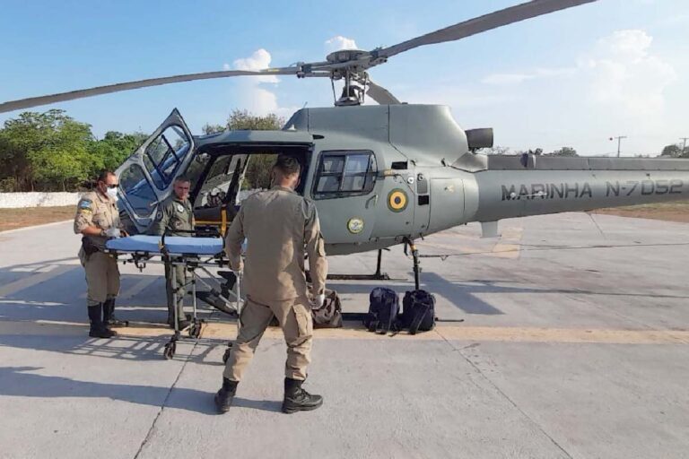 Marinha resgata homem que caiu de cavalo no Pantanal