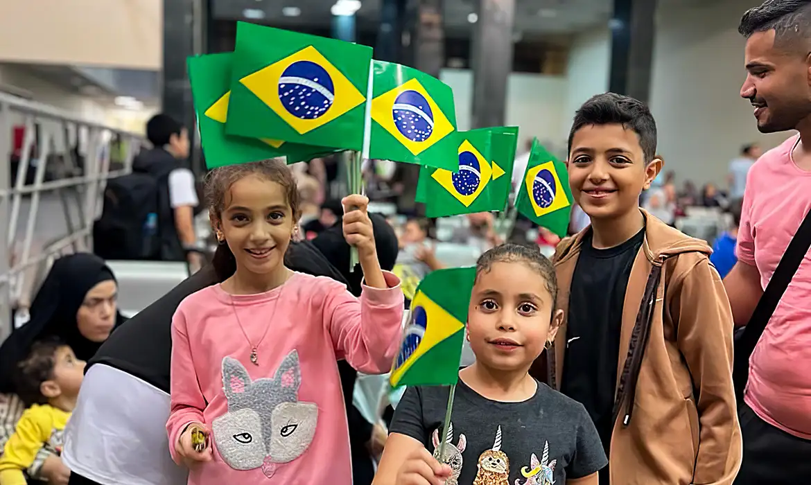 Você está visualizando atualmente Brasileiros que estavam em Gaza chegam ao Brasil nesta segunda
