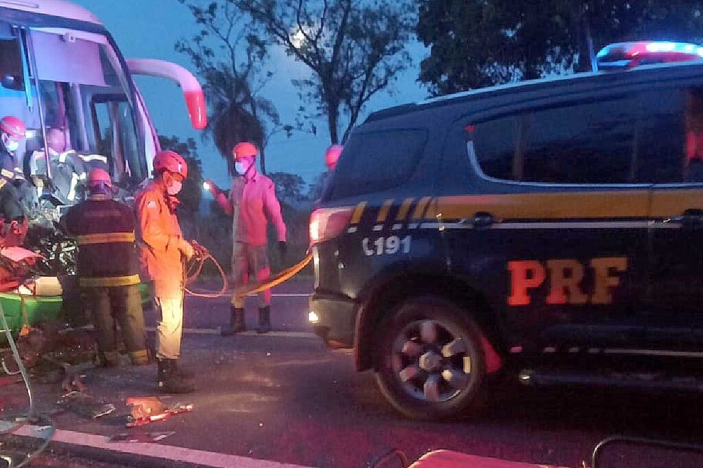 Acidente com ônibus que levava pacientes de Corumbá deixa três feridos na BR-262 2 Acidente com ônibus que levava pacientes de Corumbá para tratamento médico em Campo Grande deixa quatro feridos na BR-262