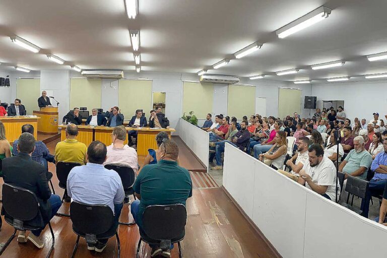 Audiência Pública: Sob vaias população questiona alto valor da taxa do lixo em Corumbá