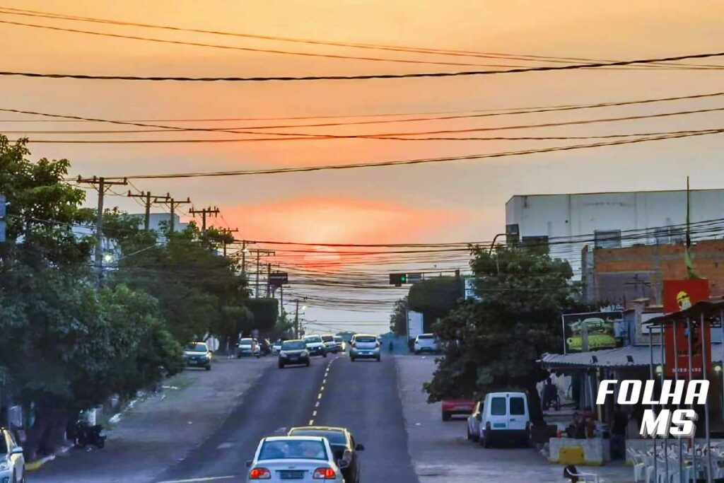 tempo quente calor e pancadas de chuva