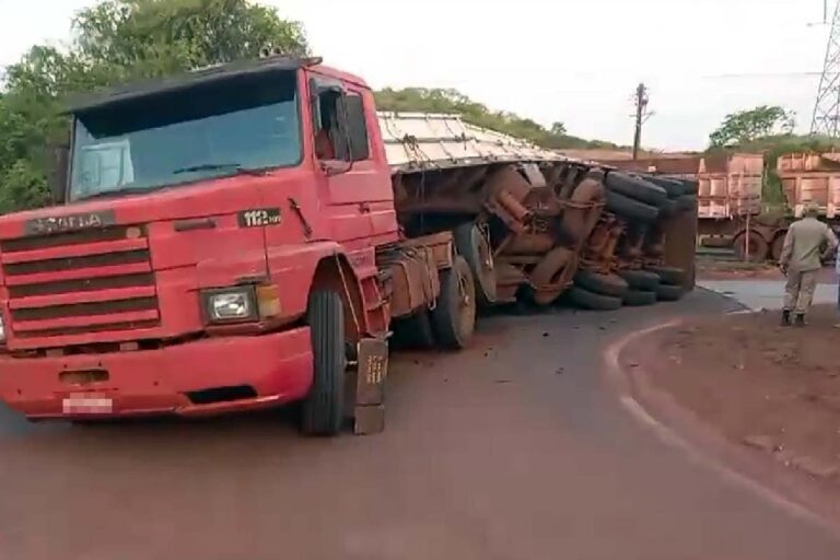 Carreta com carvão tomba no portal de entrada de Corumbá
