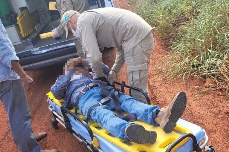 Homem é socorrido pelos bombeiros após cair de cavalo em assentamento de Corumbá