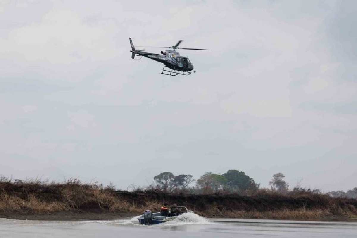 Você está visualizando atualmente Helicóptero é utilizado para resgatar animais feridos na região do Pantanal