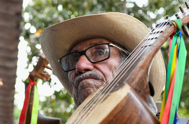 Em museu da memória dos cururueiros, seu Sebastião reencontra irmãos da viola de cocho