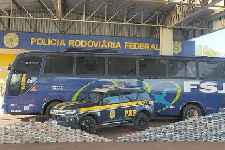 PRF apreende quase meia tonelada de cocaína em ônibus com bolivianos em MS